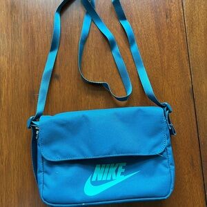 Nike Women's Futura 365 Cross-body Bag